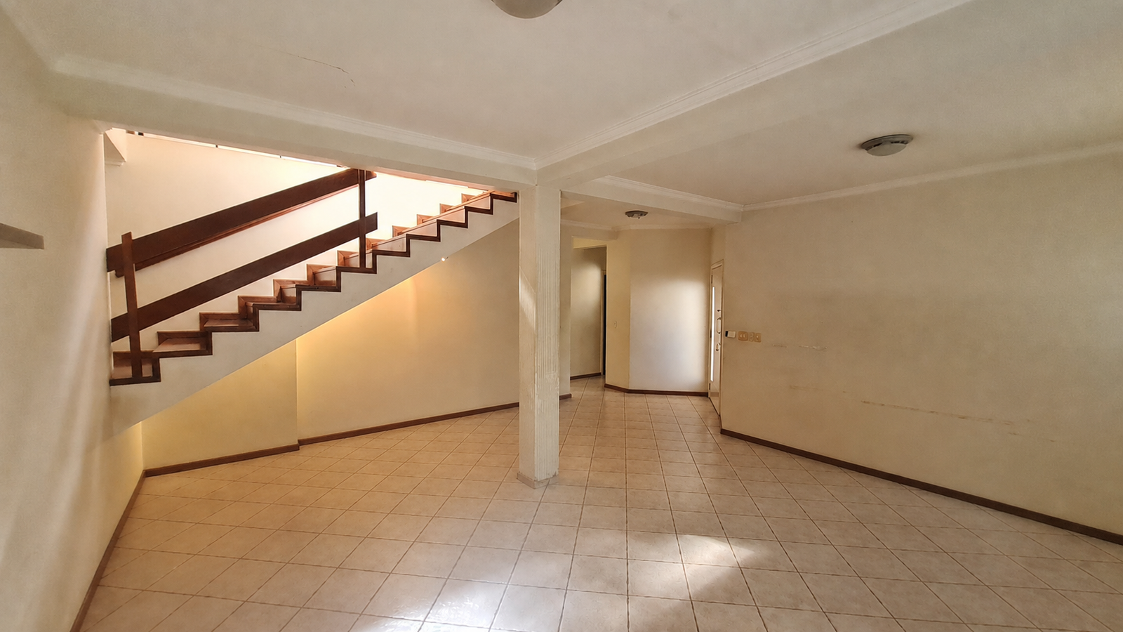 Sala sem móveis — segundo ângulo